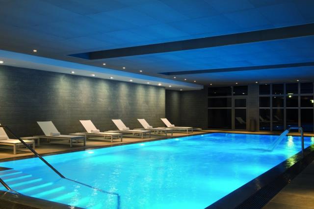 spa de 800 m2 avec six cabines de soins et une offre complète de services dédiés à la relaxation et au bien-être. Ici la piscine extérieure.