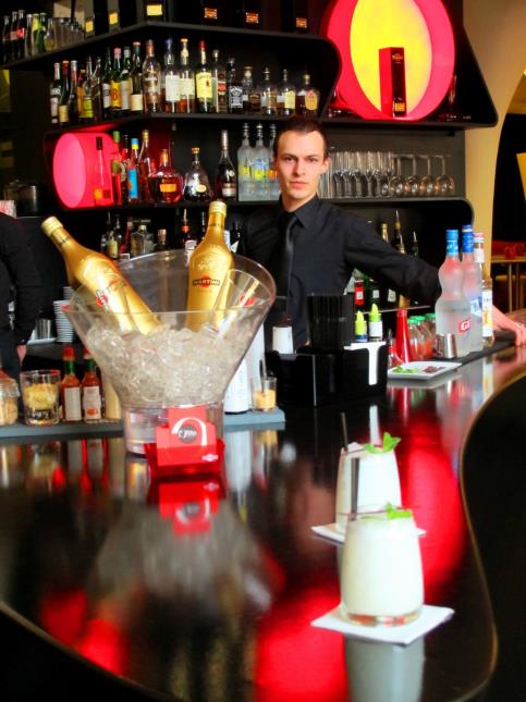 Judicaël Noel est chef barman du restaurant l'Opéra, à Paris.
