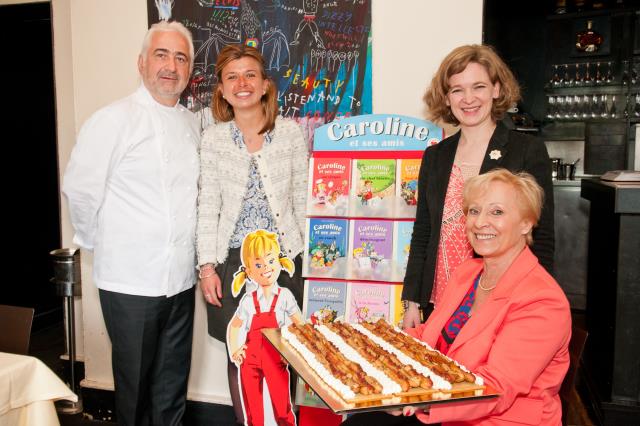 De g à d : Guy Savoy, Caroline Lévêque (Château de Chantegrive), Sarah Koegler, et Simone Probst autour du gâteau Caroline.