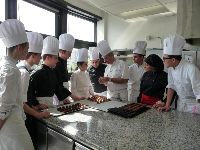 le professeur Luc Doré donne les dernières consignes avant l'ouverture de la table d'hôtes.