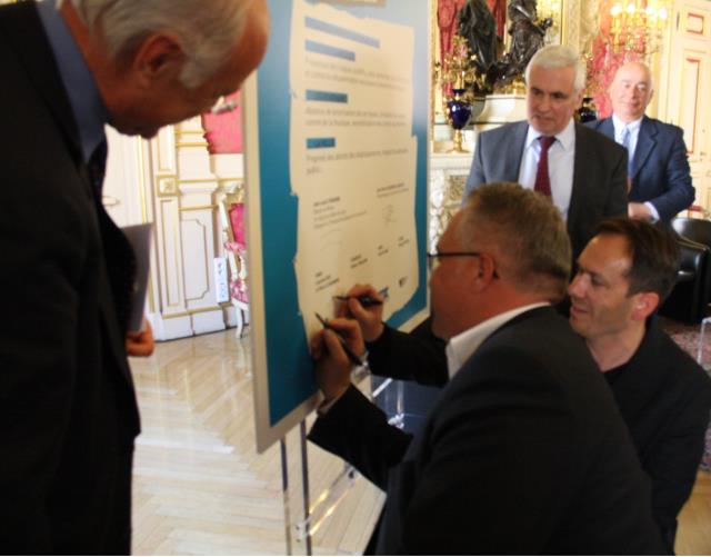 Laurent Duc, président de l'Umih 69 et président national des hôteliers, et Pierre Chambon, président de l'association lyonnaise professionnelle Sauvez la nuit et vice-président des cafetiers Umih 69, ont signé la charte sous l'oeil de Jean-Louis Touraine