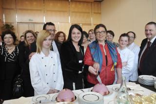 La Ministre Sylvia Pinel entourée d'apprenties pâtissières et de professionnels de la pâtisserie...