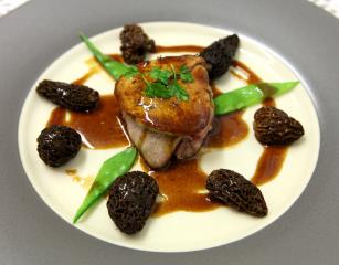 Filet de veau de lait en écailles de truffe, foie gras poêlé, jus corsé à la truffe.