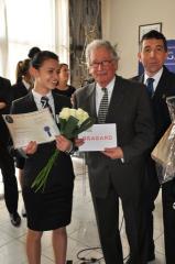 La lauréate Alexia Becos, entourée de Daniel Galy, président de la CCI de Béziers, et du président...