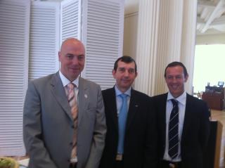 de gauche a droite : Raphaël Bonniez, vice-président de l'Association Monégasque des sommeliers' en...