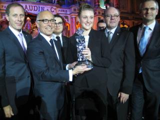 Au centre, la lauréate, Mathilde Auvray en compagnie, de gauche à droite, d'Emmanuel Taillandier...