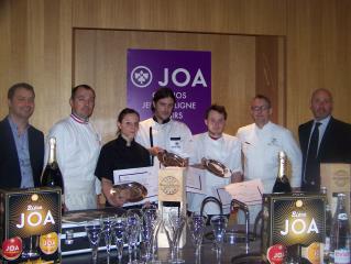 Les trois lauréats du concours, entourés par le jury composé de la direction  du groupe Joa et des...