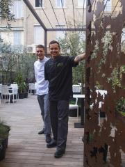 Jean-Claude de Lanfranchi et Pierre Lamour sur la terrasse de la 'nouvelle' Table 5, à 50 mètres de...