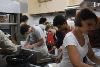 Travail coopératif entre France et Inde en cuisine.