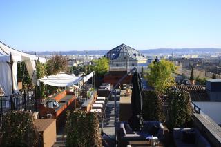 le Spa Nuxe Les Bains de Léa offre une vue panoramique sur les toits de Bordeaux.