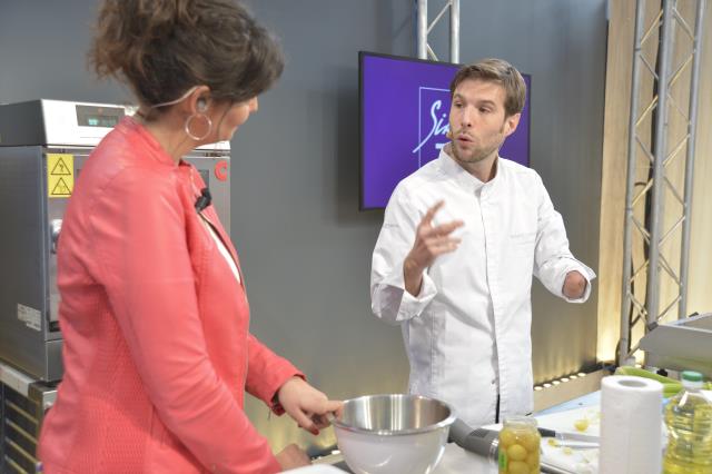 Sur le Food studio, Carinne Teyssandier accompagne les chefs lors de leur démonstration, ici avec le jeune chef Grégory Cuilleron, également bien connu des téléspectateurs.