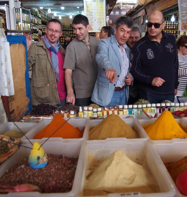 Au Souk d'Agadir, face aux épices : Régis et Jacques Marcon, Rodolphe Regnault et Kamal Rahal Essoulami, président de la Fédération nationale des arts culinaires du Maroc.