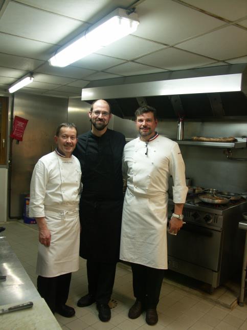 Eric Robert (MOF 2000, à D.) et Benoit Nicolas (MOF 2015, à G.) étaient ravis de venir cuisiner aux côtés d'un de leur ancien élève pour la première fois.