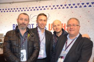 Laurent Duc (à droite) sur le stand Le bistrot des Umis, avec des élus du bureau de l'Umih Rhône.