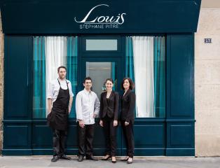 Stéphane Pitré entouré de son équipe devant son restaurant Louis, Paris IXe