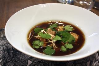 Bouillon aux champignons de Paris, foie gras, céleri et coriandre du chef Marc Favier chez...