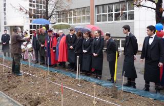 Les jeunes de la mention sommellerie du lycée Albert de Mun (Paris, VIIe) prêts à planter les...