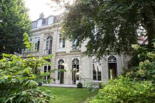 L'Hôtel particulier du XVIIIe siècle et son jardin compose un cadre idéal pour ce nouveau...