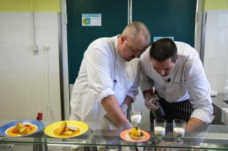 A droite, Sébastien Broda, chef du restaurant, Park 45, Le Grand Hotel Cannes