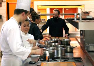 Le professeur de cuisine Paul Koskas guide et conseille chaque trio, composé d'un élève de BTS...