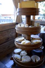 Le chariot sur-mesure du restaurant La Bouitte accueillent au minimum 32 fromages exclusivement de...