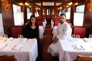 Le chef Benoît Charvet et la gérante Sophie Hauser officient dans une magnifique voiture-restaurant...