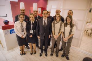 Sur le stand du CNIEL, le lycée JBS Chardin de Gérardmer (88) et leur chef de travaux Nicolas...