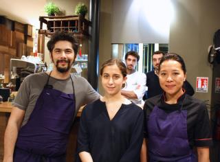 Olivier Montagne (à gauche) et son équipe du Comptoir Tempero, Paris XIIIe