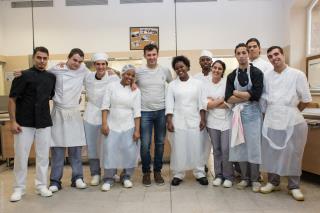 Christian Ernst entouré de sa brigade d'un jour pour le 'menu étoilé' réalisé dans le restaurant...