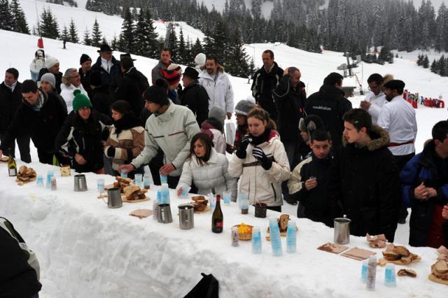 Le petit déjeuné givré, servi sur un bar à glace au sommet des pistes.