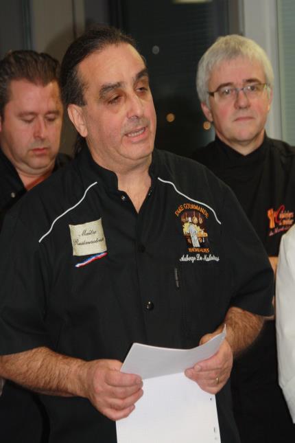 président de la Table Gourmande Rhône-Alpes en plein discours. Derrière lui, Philippe Barberet (à gauche), chef de l'Hôtel de France, et Yves Bello, président des Cuisiniers de métier du nord Isère.