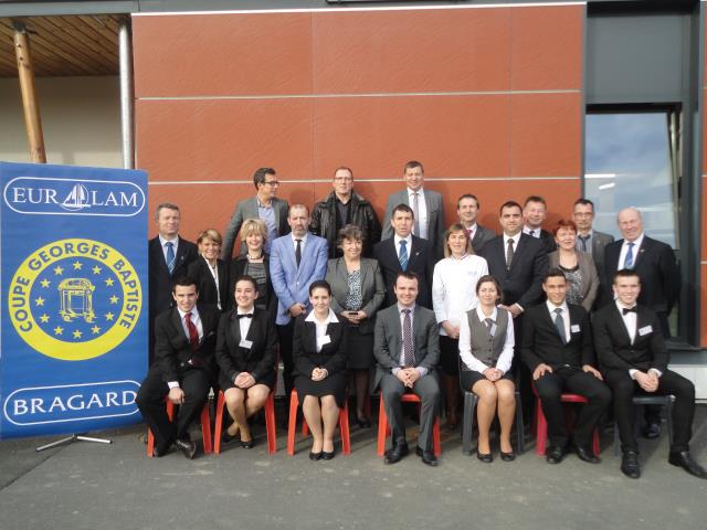 Les x participants entourés des membres du jury et des organisateurs.