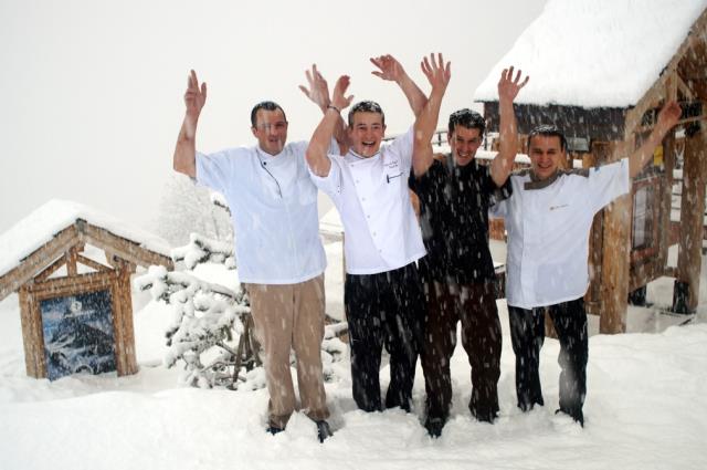 De gauche à droite : Jean Marie Le Guen, second de cuisine,  Nicolas Corno, pâtissier, Gregory Baisson, commis et plongeur et Damien Durand chef de cuisine.