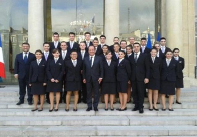 Les élèves entourent François Hollande sur le perron de l'ELysée.