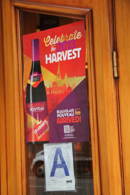 l'affiche 'officielle' du Beaujolais nouveau, distribuée par la chambre de commerce française, apposée sur la vitrine des restaurants célébrant l'événement.