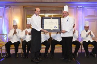 Eric Briffard, parrain de la dernière promotion avec les chefs Le Cordon Bleu.