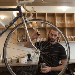 Charlie Brock, chef barman du Bar F, à Paris.