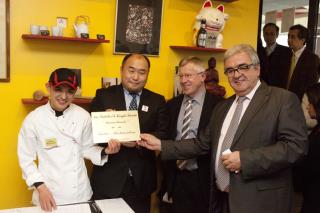 A droitre Francis Attrazic remettant la plaque à l'équipe de la Maison Kaiseki.