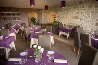Des arts de la table sobres et élégants au restaurant « Entre Vigne et Garrigue » à Pujaut (30) :...
