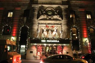 Probablement l'une des plu belles façades d'hôtel pour ce Noël 2013, celle du Peninsula.