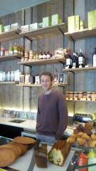 Gilles Tessier, fondateur de Yuman, restaurant éclairé, devant l'épicerie de produits bio.