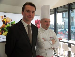 Le directeur du restaurant Jérôme Belous (à gauche) et le chef de cuisine Sylvain Girot.