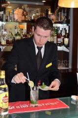 Olivier Alglave, en pleine épreuve du cocktail Mojito, lors de la Coupe Georges Baptiste nationale...