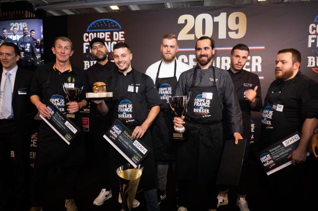 Xavier Yvernogeau (3ème place de la Finale Nationale avec le Burger New Iode) – Vincent Boccara (Jury de la compétition) – Anthony Verset (Gagnant de la Coupe de France du Burger by Socopa 2019) – Nicolas Gyssler (finaliste Nord-Est) – Jean-Philippe Carre