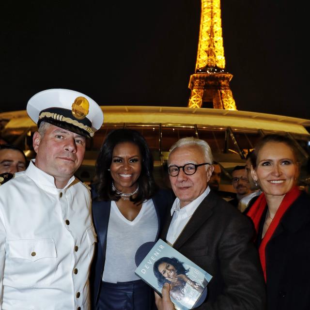 Michelle Obama aux côtés du capitaine, d'Alain Ducasse et de son épouse.