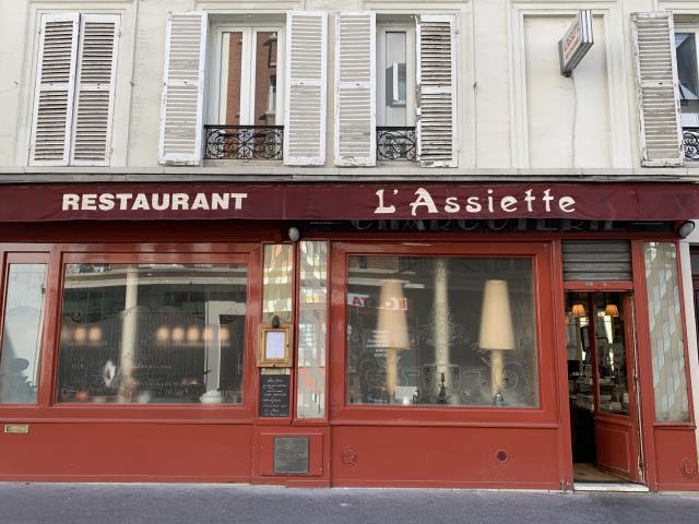 Tantôt canaille, tantôt gastronomique, la cuisine de L'Assiette fait penser à 'une auberge de palace', qui fleur bon la convivialité