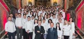 Les 97 étudiants de FERRANDI Paris qui ont reçu leurs diplômes de fin d'études.