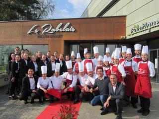 Les 22 élèves de BTS aux côtés de l'équipe encadrante et du chef Olivier Couvin (au centre).