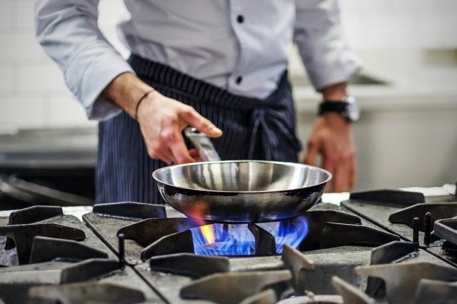 Malgré la pénurie de main d'œuvre, l'emploi de cuisinier n'est pas reconnu comme un métier en tension.