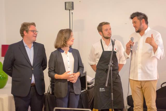 Devant ses invités, de droite à gauche, le chef-propriétaire, Richard Dauley honore son équipe, Quentin Maysou (second de cuisine), Pauline Thubert (serveuse), Julien Dorier, maître d'hôtel-sommelier